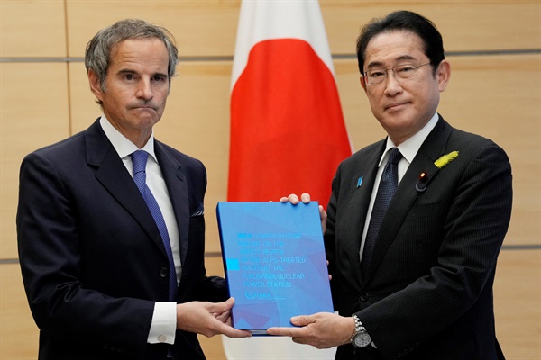 라파엘 마리아노 그로시 국제원자력기구 사무총장과 기시다 후미오 일본 총리가 7월 4일 후쿠시마 오염수 방류에 관한 IAEA의 종합보고서를 함께 들고 있다