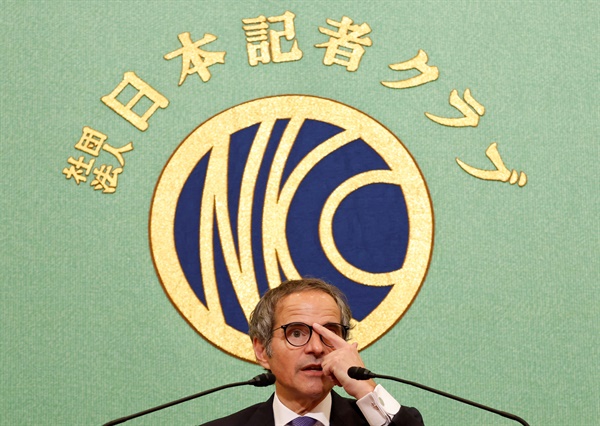 라파엘 그로시 국제원자력기구(IAEA) 사무총장이 2023년 7월 4일 일본 도쿄의 일본 내셔널 프레스 클럽에서 열린 기자 회견에 참석하고 있다.