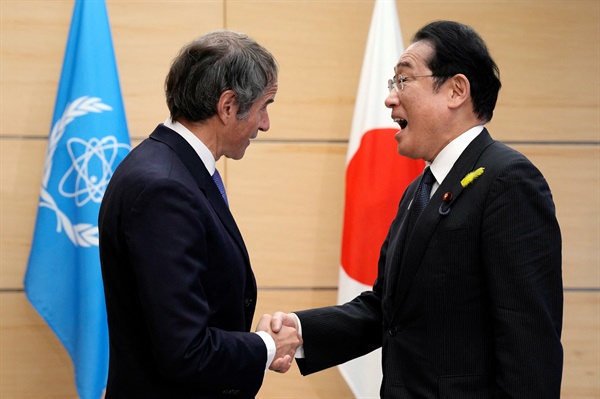 7월 4일 라파엘 마리아노 그로시 국제원자력기구 사무총장이 도쿄 일본 총리 관저에서 기시다 후미오 일본 총리와 악수하고 있다. 
