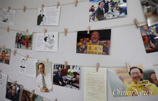 서울 마포구 노회찬재단 벽면에 고 노회찬 전 의원이 살아 생전에 찍은 사진이 붙어있다.
