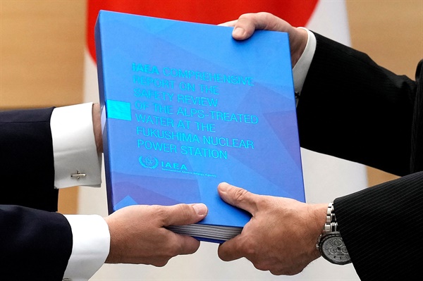 라파엘 마리아노 그로시 국제원자력기구 사무총장(왼쪽)이 2023년 7월 4일 화요일 도쿄 총리실에서 기시다 후미오 일본 총리(오른쪽)에게 후쿠시마 처리수 방출에 관한 IAEA의 종합보고서를 전달하고 있다. 