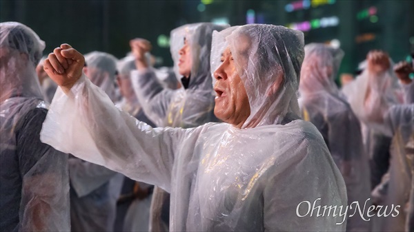 7월 총파업 투쟁을 선언한 민주노총대전지역본부는 폭우가 쏟아지는 5일 저녁 대전 서구 둔산동 은하수네거리에서 '노동·민생·민주·평화 파괴! 윤석열정권 퇴진 촛불집회'를 개최했다.