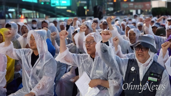 7월 총파업 투쟁을 선언한 민주노총대전지역본부는 폭우가 쏟아지는 5일 저녁 대전 서구 둔산동 은하수네거리에서 '노동·민생·민주·평화 파괴! 윤석열정권 퇴진 촛불집회'를 개최했다.