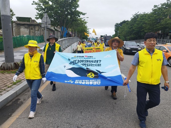행진하고 있는 정의당 광주 전남 지방의원들