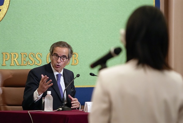 7월 4일 일본 도쿄 '일본 내셔널 프레스 클럽'에서 라파엘 그로시 IAEA 사무총장이 후쿠시마 제1원전 오염수 방류 관련 기자회견을 하고 있다.