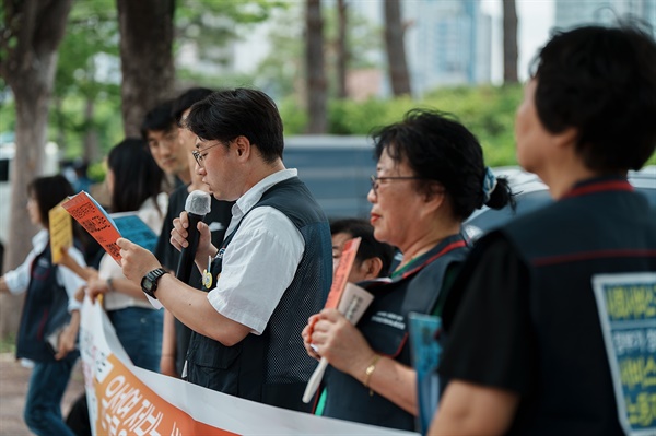 '사회서비스 공공성 후퇴시키는 윤석열 정부 복지전략 규탄 기자회견'에서 오대희 공공운수노조 서사원지부 지부장이 발언하고 있다.