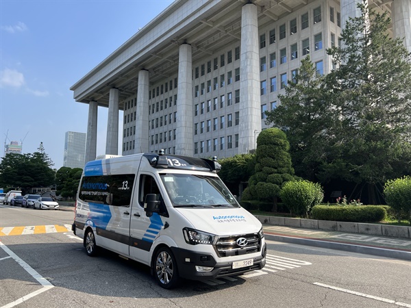 서울시가 7월 5일부터 여의도 국회 주변에서 현대자동차의 소형버스 쏠라티를 개조한 10인승 자율주행버스의 서비스를 시작한다.