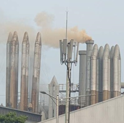 충남 예산군 예당산업단지의 한공장 굴뚝에 연기가 피어오르고 있다.  