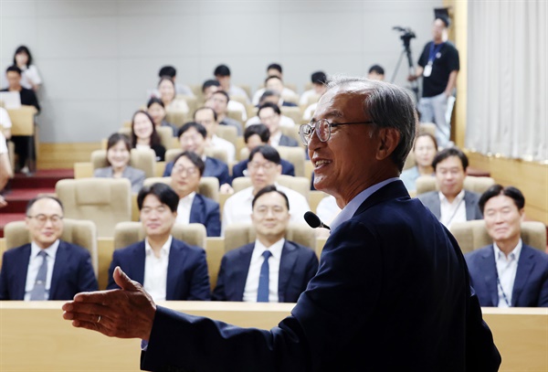  박일환 전 대법관이 5일 오전 서울 서초구 대검찰청에서 열린 초청강연에서 ‘사회의 변화와 법의 역할’을 주제로 강연하고 있다.