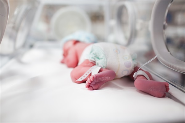 고위험 신생아의 경우, 보통 초기 응급처치가 아기의 예후에 큰 영향을 미치기 때문에 빠르고 정확한 판단으로 응급처치를 시행해야 합니다(자료사진).