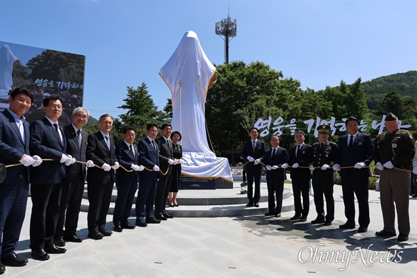  국가보훈부 주관으로 5일 오후 경북 칠곡군 다부동전적기념관에서 열린 백선엽 대장 동상 건립 제막식에서 박민식 보훈부장관과 국민의힘 지역 국회의원 등이 동상에 가려진 천을 걷어내고 있다.