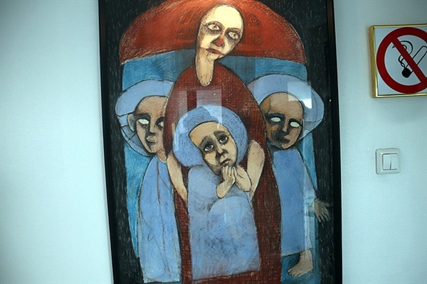 탈린 시가지에서 벗어난 호텔 복도에 그려진 그림으로 어머니가 아이를 안은채 불안한 얼굴을 하고 있어 암울했던 에스토니아의 역사를 그린 것으로 여겨진다. 노르웨이 화가 에드바르 뭉크의 "절규'가 연상됐다.  
