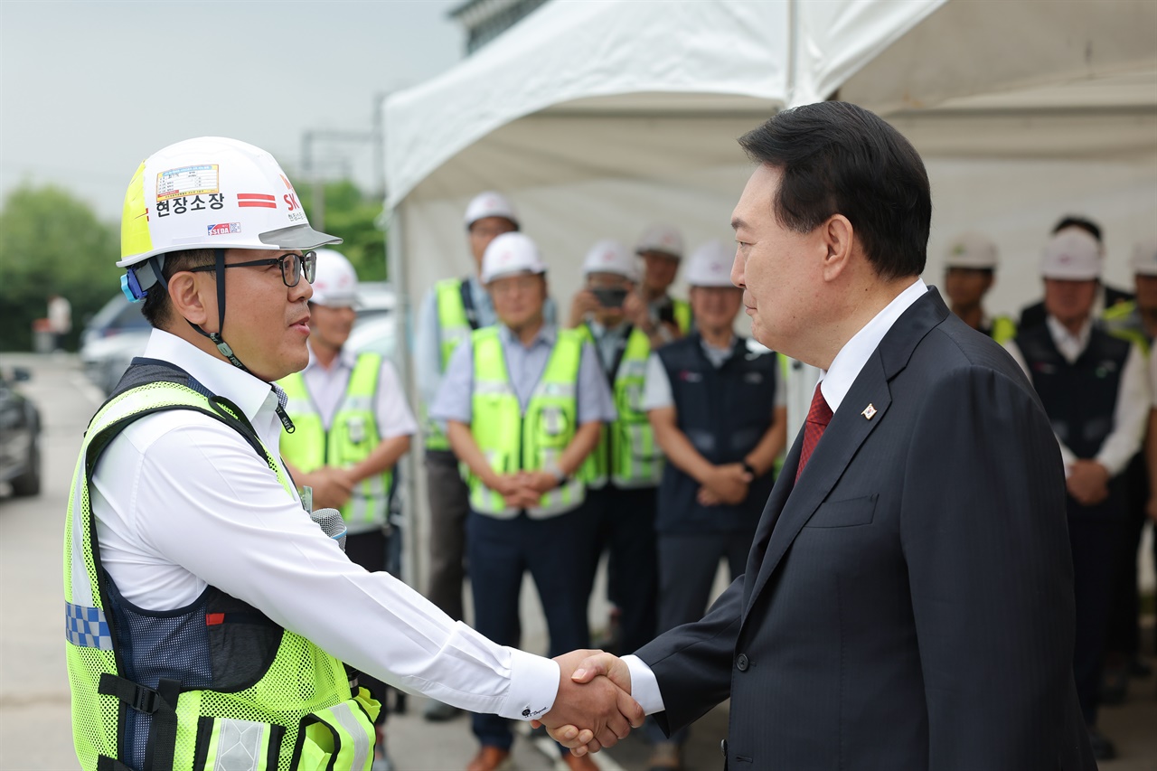 6월 30일 윤석열 대통령이 GTX-A 사업보고를 받고 있는 모습

