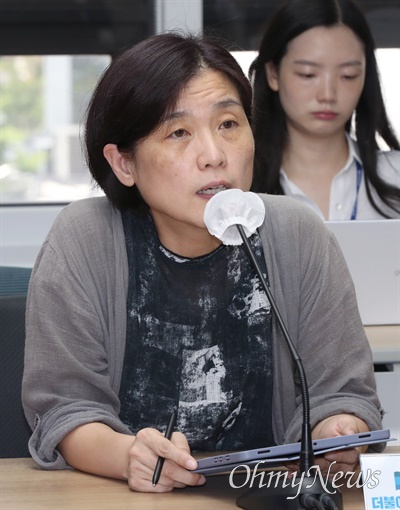 서복경 더불어민주당 혁신위원이 6일 서울 여의도 중앙당사에서 열린 제6차 회의에서 당내 논란을 일으킨 의원들을 비판하고 있다. 