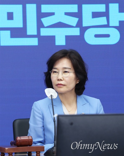 김은경 더불어민주당 혁신위원장이 6일 서울 여의도 중앙당사에서 제6차 회의를 주재하고 있다.