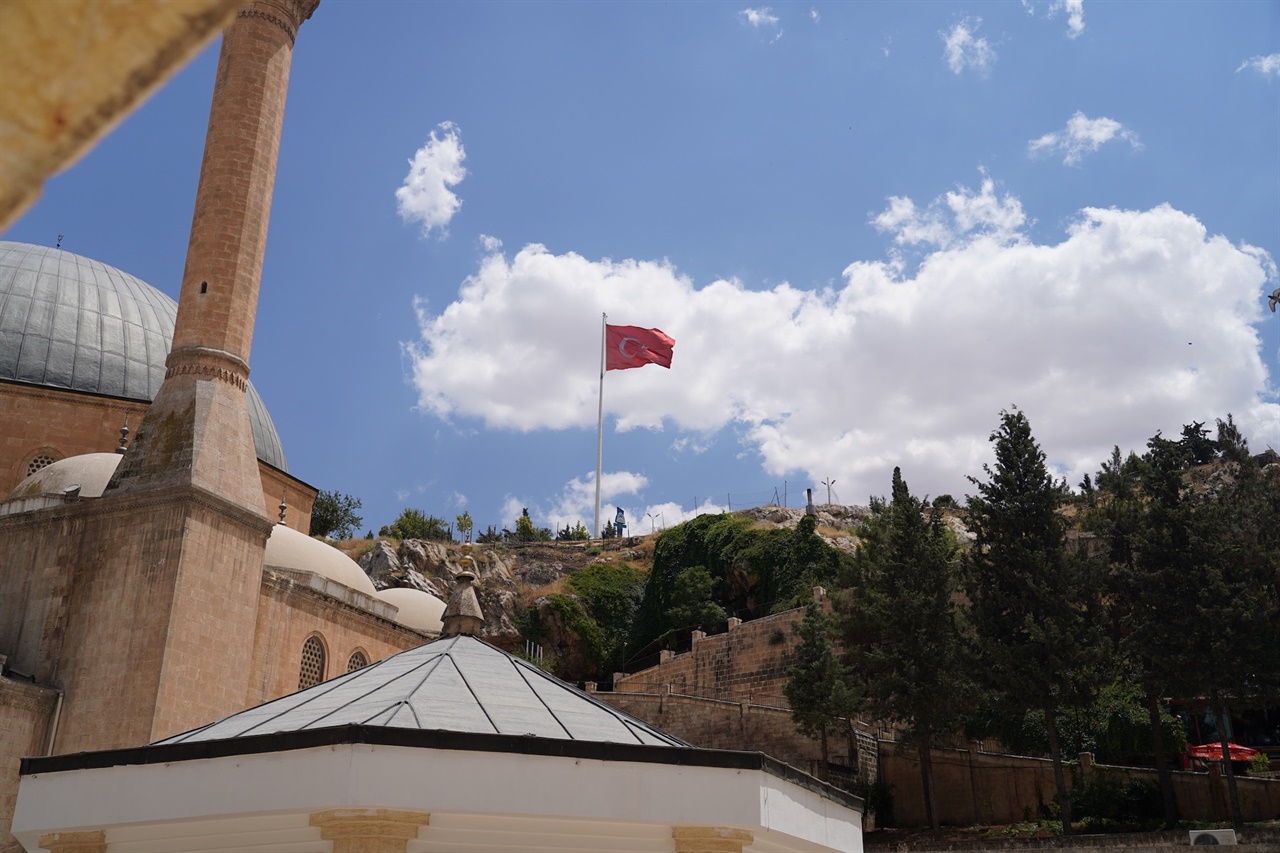 아브라함 탄생지에서 보이는 튀르키예 국기