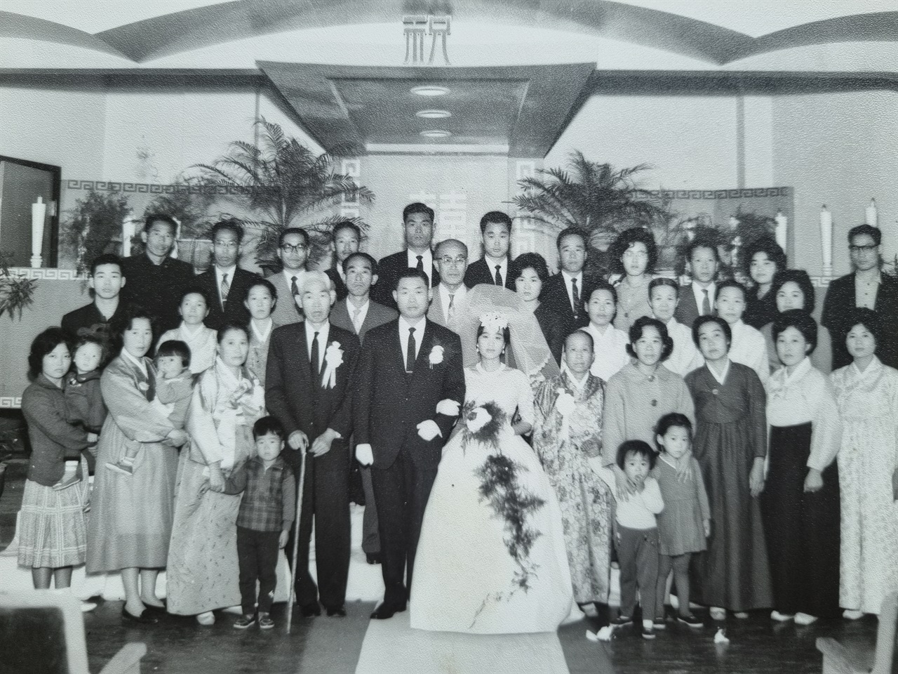 1962년 10월 20일 문국진·정평완 결혼식에 참석한 문일민 선생(가운데 지팡이를 짚은 사람)