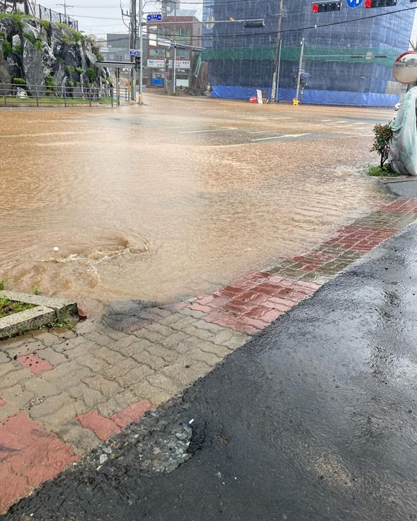 충남 태안군 태안읍 남면 사거리도 장대비에 도로가 완전히 물에 잠겨있다.