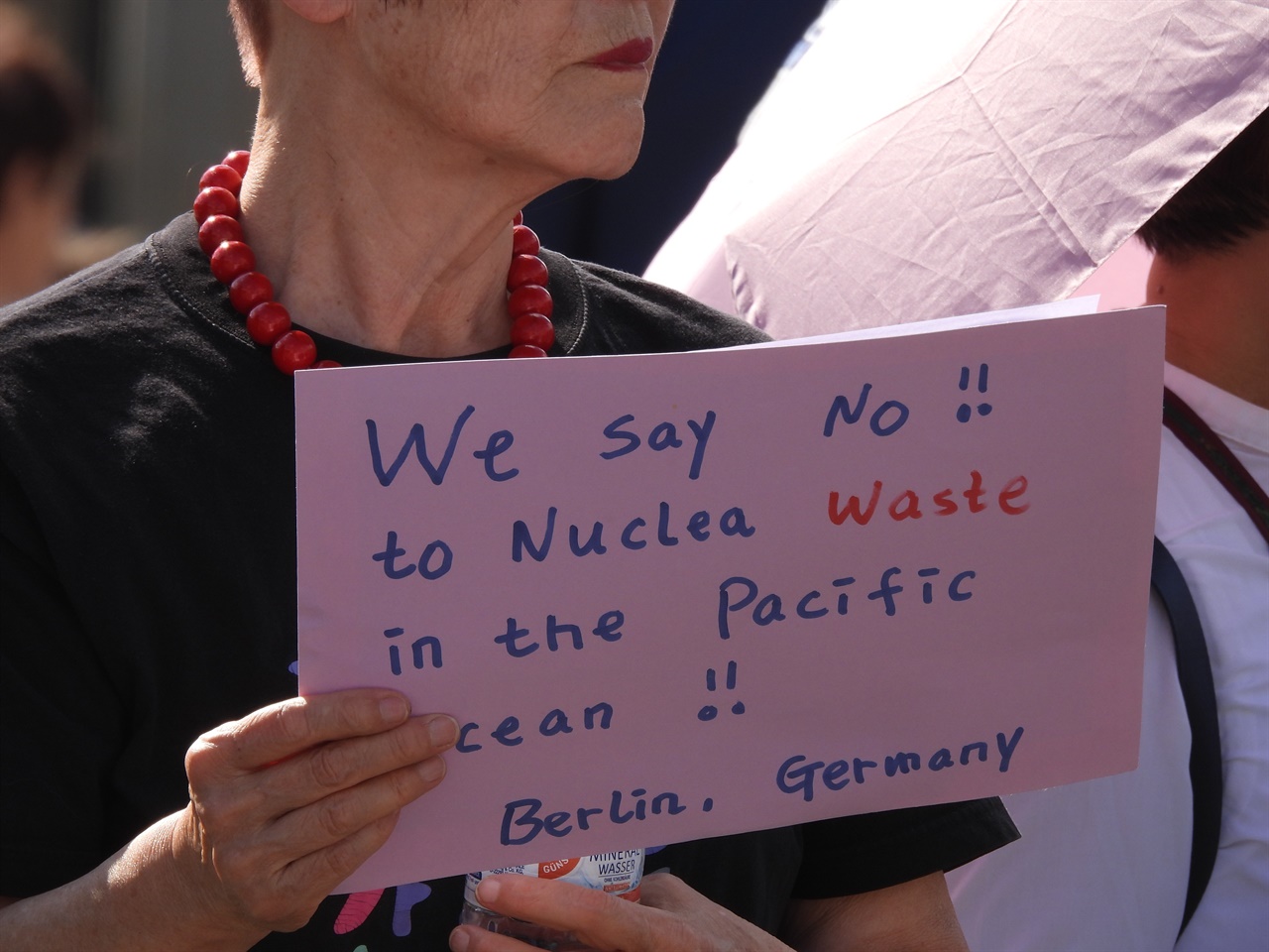베를린에서 열린 후쿠시마 오염수 방류 반대 집회에서 참가자가 피켓을 들고 있다