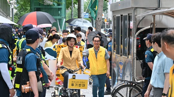 핵오염수 드럼통이 실린 전기자전거를 운행하고 있는 강은미 국회의원