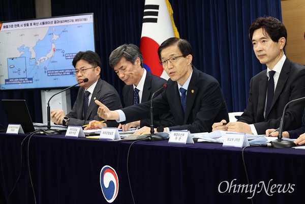 방문규 국무조정실장이 7일 오전 정부서울청사에서 후쿠시마 방사능 오염수 방류에 대한 정부의 입장을 발표하고 있다.