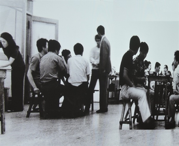 이강소 I '소멸-화랑 내 술집' 1973(2018 인화), 종이에 디지털 크로모제닉(chromogenic) 프린트, 78.7×108.8cm(10)