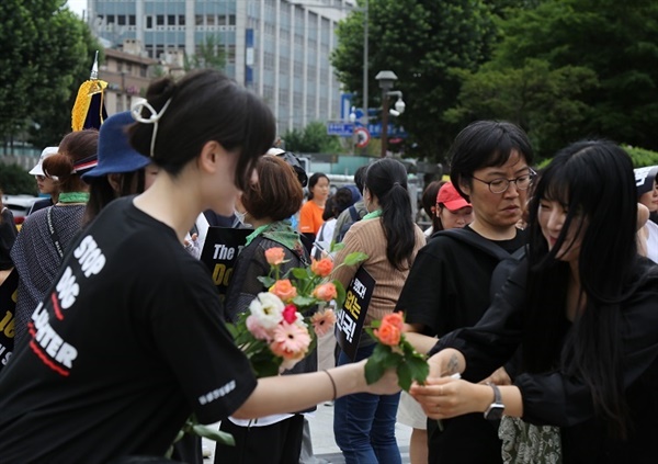 주최측은 시민들에게 꽃을 나눠주며 죽어간 개들의 영혼을 위로하는 부스도 마련했다.