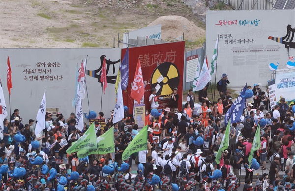 8일 오후 서울 종로구 대한민국역사박물관 앞에서 방사성오염수 해양투기 저지 4차 전국행동의 날 집회가 열리고 있다.