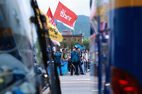 8일 오후 '방사성오염수 해양투기 저지 4차 전국행동의 날' 참가자들이 서울 종로구 대한민국역사박물관 앞에서 집회를 마친 뒤 주한일본대사관 앞까지 행진하고 있다. 대사관 앞에 촘촘하게 세워진 경찰 전경버스 사이로 집회 참가자들의 모습이 보이고 있다. 

