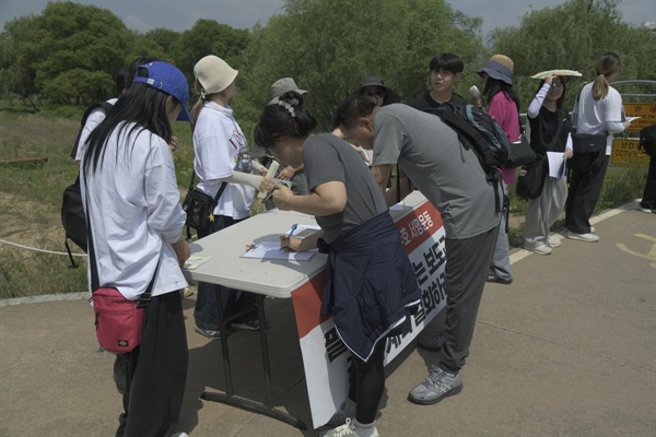지난 6월 금호강 공대위와 함께 제천간디학교 아이들이 팔현습지를 찾아서 서명운동을 벌이고 있다. 