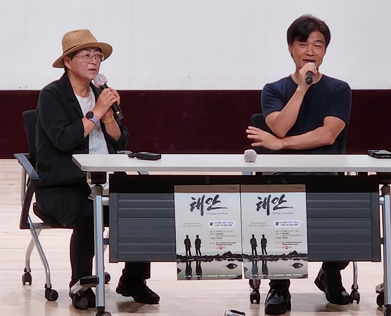 지난 8일 충남 홍성에서는 영화 <태안>이 상영됐다. 오른쪽 구자환 감독, 왼쪽 윤해경 홍성문화연대 대표.