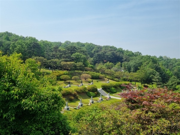 친일반민족행위자들이 잠든 국립서울현충원 장군제2묘역에서 내려다 본 대한민국 임시정부 요인 묘역