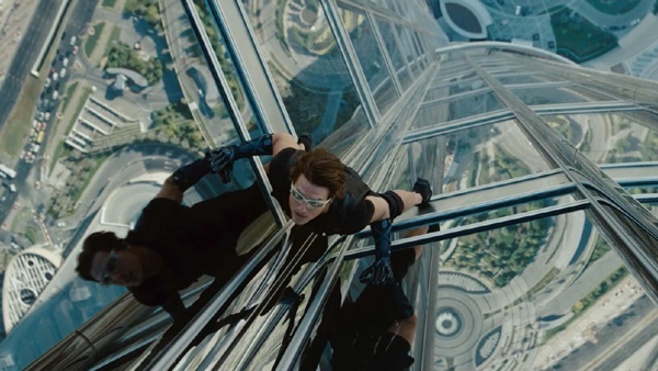  톰 크루즈는 828m 높이의 초고층 빌딩을 타고 오르는 연기를 대역과 CG 없이 소화하는 투혼을 발휘했다.