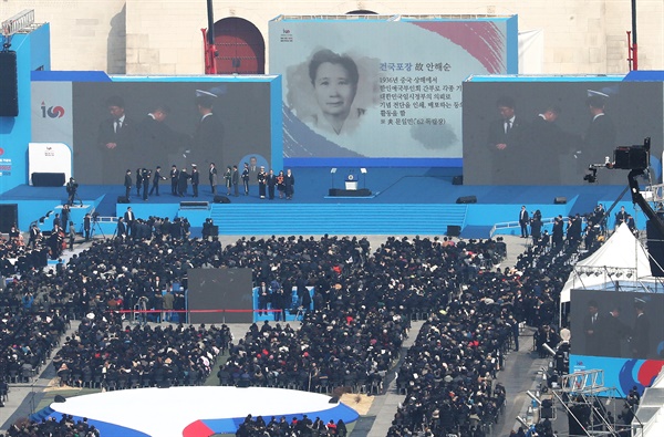 2019년 3월 1일 문재인 대통령이 서울 광화문에서 열린 제100주년 3.1절 기념식에서 고 안혜순 지사의 아들 문국진 씨에게 건국포장을 수여하고 있다.