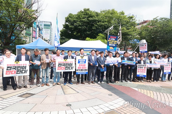 더불어민주당 경남도당은 10일 오전 창원 한서빌딩 앞 광장에서 일본 후쿠시마 핵오염수 방류 저지 단식농성 이어가기를 시작했다.