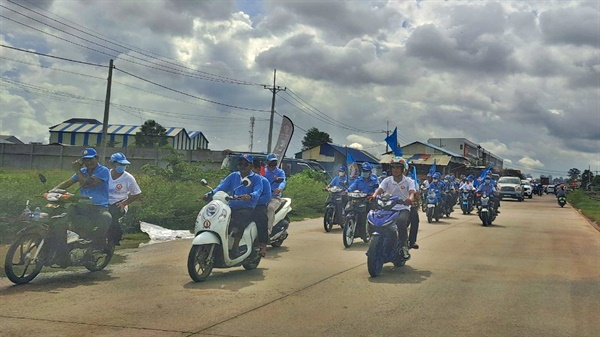 푸른 색 인민당 깃발을 오토바이에 매단 선거유세단이 프놈펜 변두리 지역을 돌고 있다. 하지만 이미 선거결과를 확신한 듯 현지 시민들의 반응은 무관심하거나 무덤덤한 편이다.  