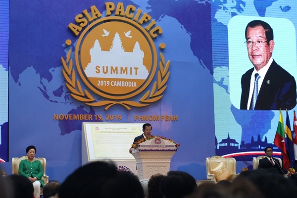 지난 2019년 11월 수도 프놈펜 평화궁전에서 열린 세계평화통일가정연합 주관 아시아태평양 정상회담에 참석한 훈센촐리가 단상에 올라 기조연설을 하고 있다. 좌측에 앉아있는 인물은 세계평화통일가정연합 총재인 한학자 여사. 