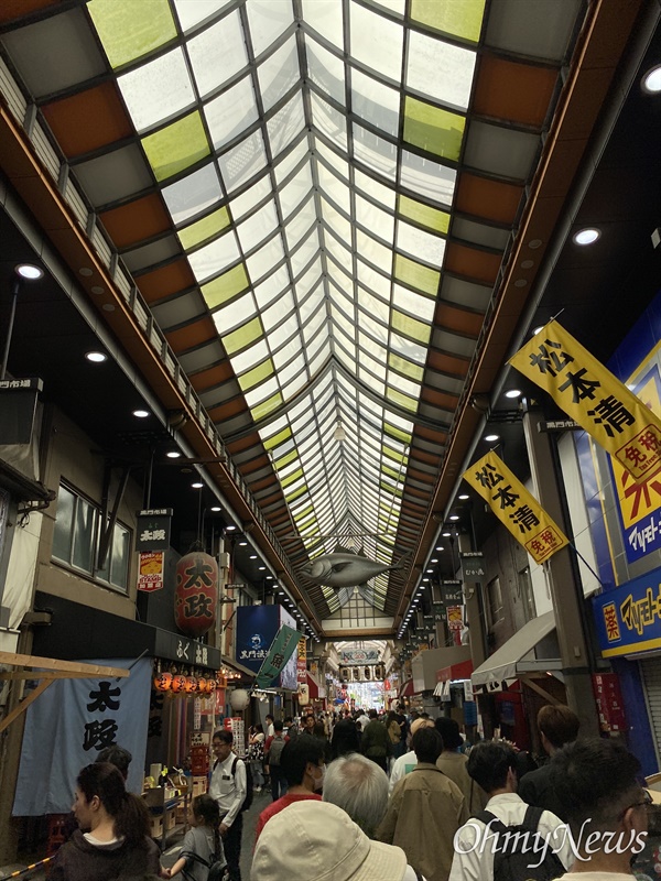 갖가지 상점들이 즐비한 오사카 시내.