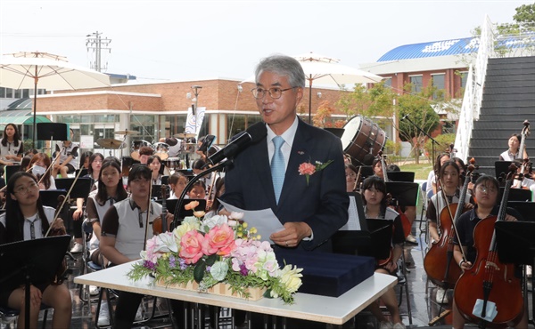  사천 용남고의 '떠다니는 학교' 준공식.