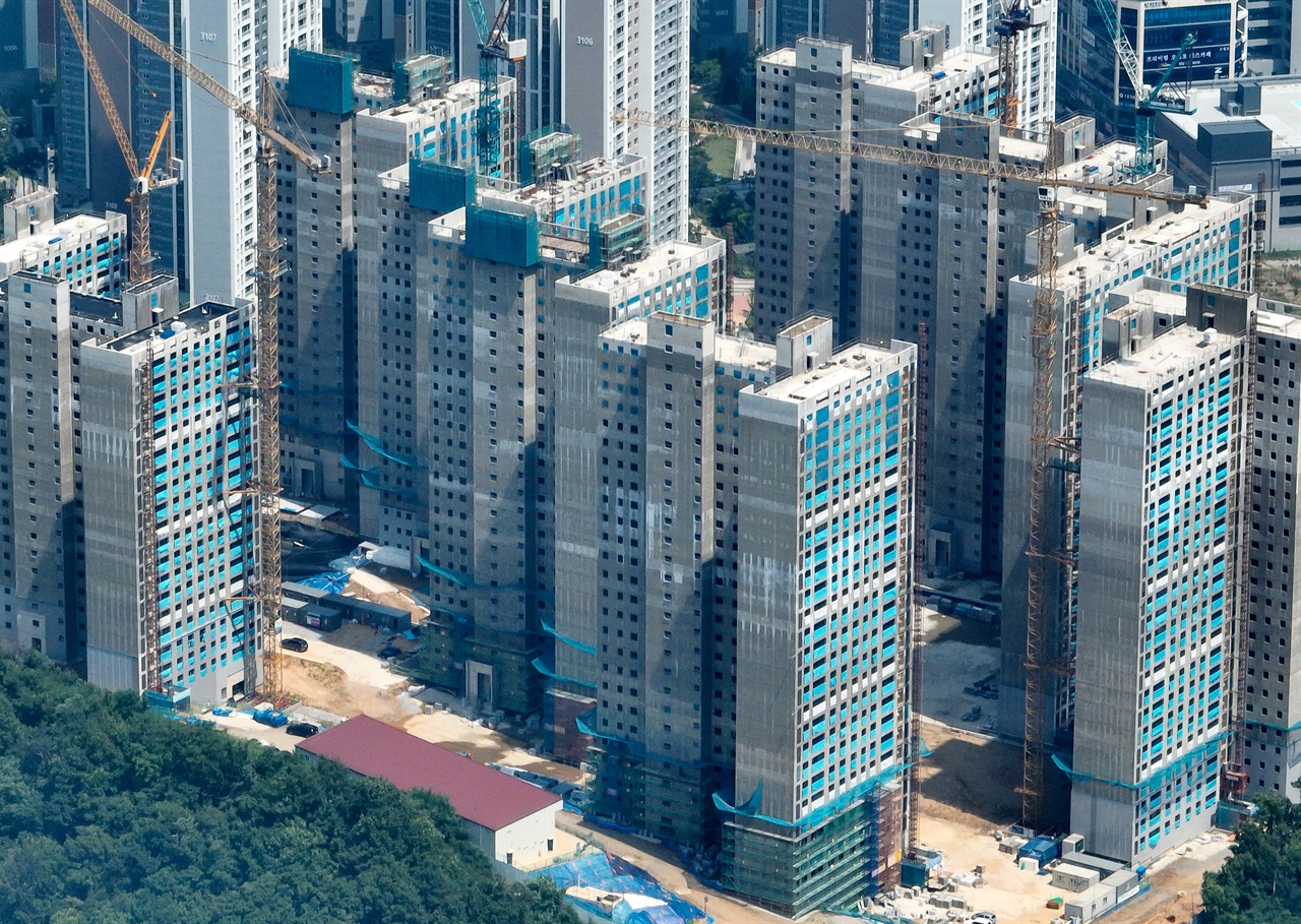 인천 검단신도시 아파트 지하주차장 붕괴 사고와 관련해 시공사인 GS 건설이 5일 사고가 난 아파트 단지 전체에 대한 전면 재시공 계획을 밝혔다. 재시공 계획 단지는 총 17개동, 1천666가구에 달한다.