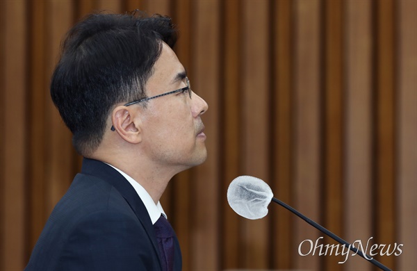 권영준 대법관 후보자가 11일 서울 여의도 국회에서 열린 인사청문회에서 의원 질의에 답변하고 있다. 
