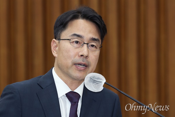 권영준 대법관 후보자가 11일 서울 여의도 국회에서 열린 인사청문회에서 의원 질의에 답변하고 있다.