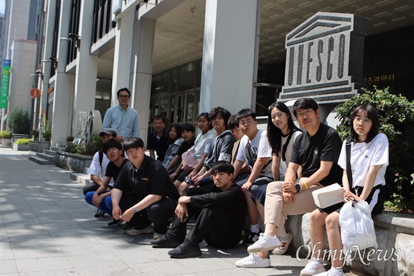 강화도 꿈틀리인생학교 학생들이 지난달 22일 광주 동구 5·18민주화운동기록관을 찾았다. 