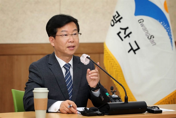 박병규 광주광역시 광산구청장이 11일 오후 구청사 2층 상황실에서 소촌산단 부지 용도변경 특혜 의혹에 대한 입장을 밝히고 있다.