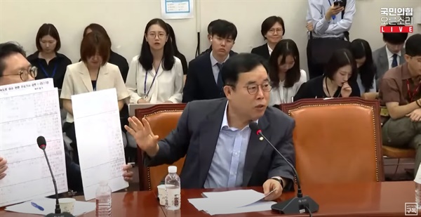 박성중 국민의힘 의원이 11일 서울 여의도 국회에서 열린 원내대책회의에서 발언하고 있다.
