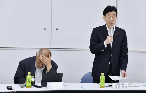 (이와키 교도=연합뉴스) 니시무라 야스토시 일본 경제산업상(오른쪽)이 11일 후쿠시마현 이와키시 후쿠시마현 어업협동조합연합회를 방문해 인사말을 하고 있다. 니시무라 경제산업상 왼쪽에 노자키 데쓰 후쿠시마현 어협회장이 앉아 있다. 
