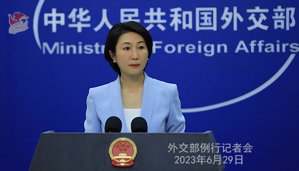 6월 29일 중국 외교부 마오닝 대변인이 정례기자회견에서 발언하고 있다. 
