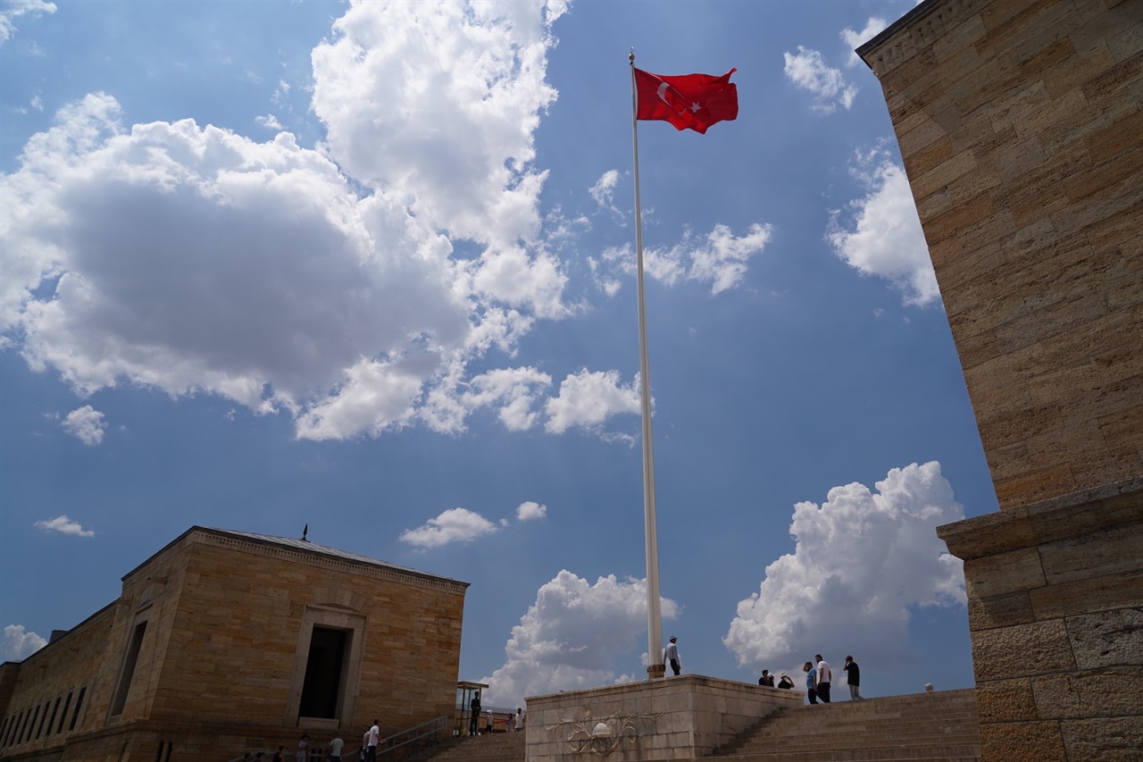 아타튀르크 영묘의 튀르키예 국기