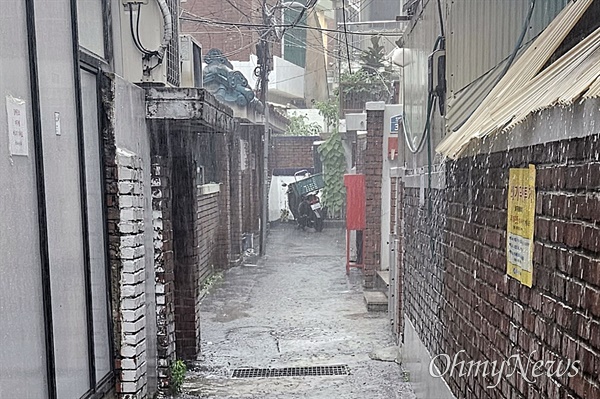 지난해 폭우로 사망 피해가 발생한 서울 동작구 상도동의 골목. 이 지역 인근에 11일 오후 한때 시간당 72mm의 비가 쏟아졌다. 