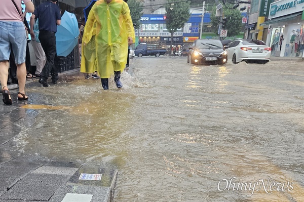 지난해 폭우로 사망 피해가 발생한 서울 동작구 상도동 성대시장 일대. 이 지역 인근에 11일 오후 한때 시간당 72mm의 비가 쏟아졌다. 